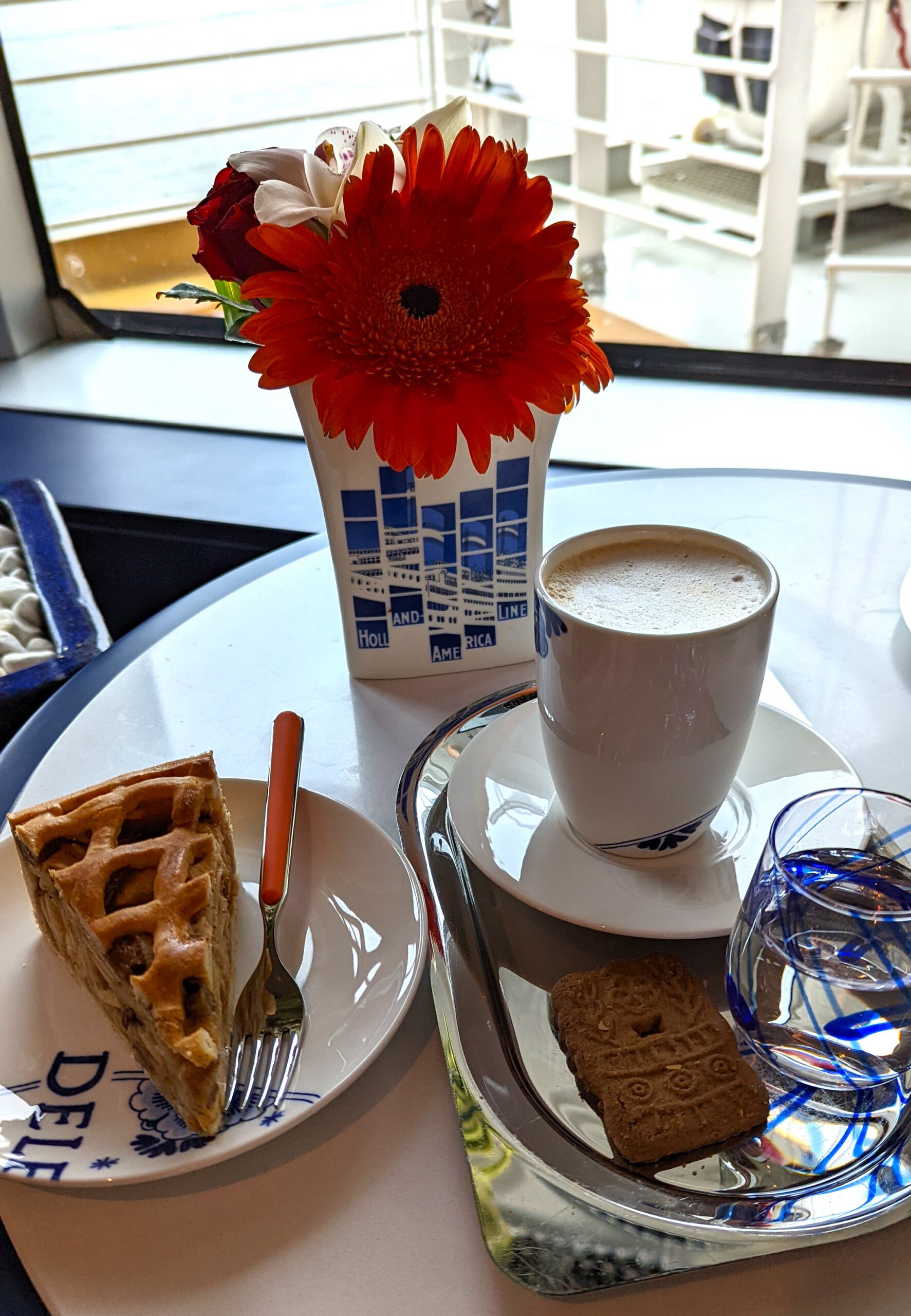 Kaffee und Apfelkuchen im Grand Dutch Café