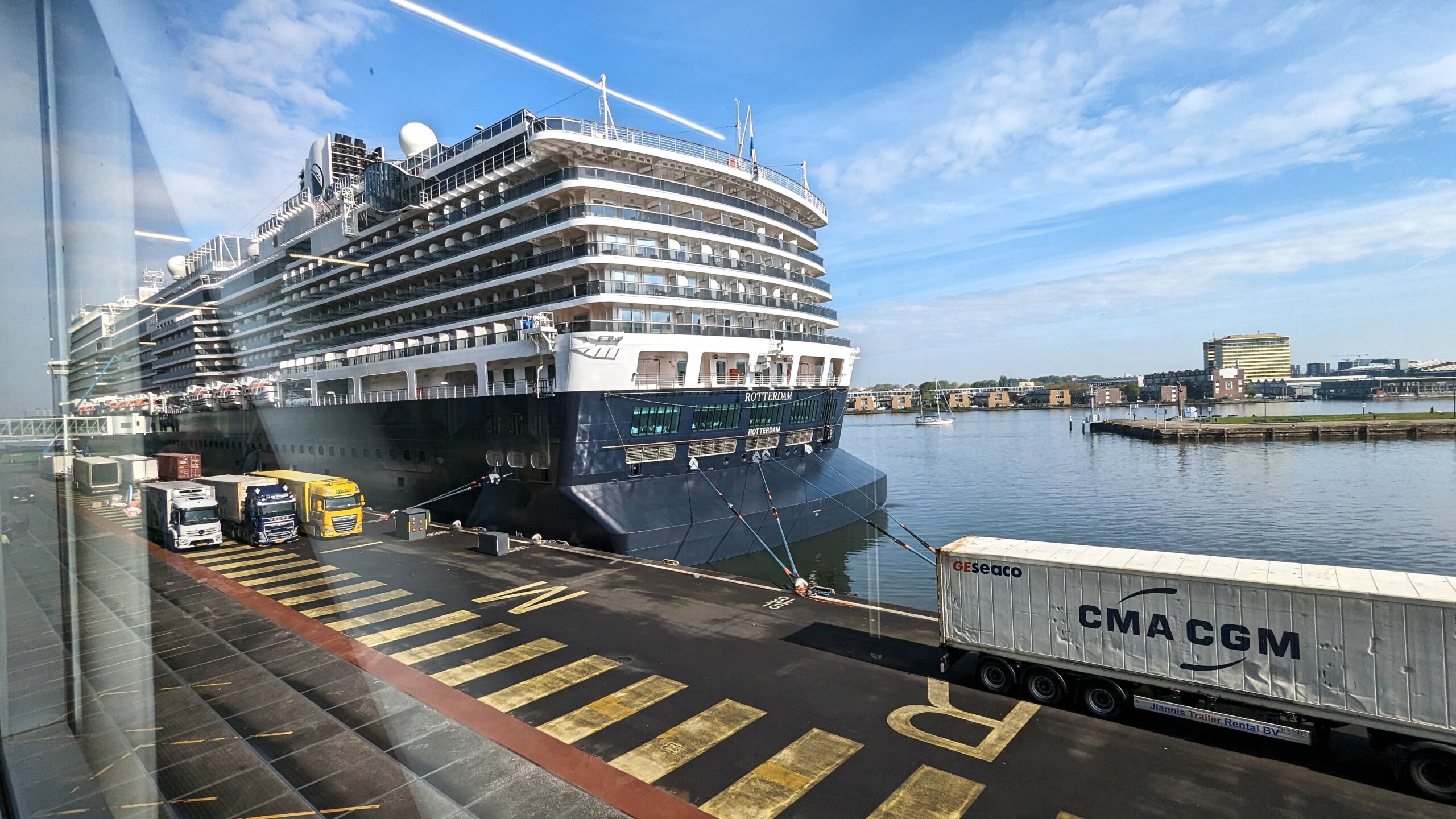 LKWs bringen neue Fracht für die Holland America Line Rotterdam