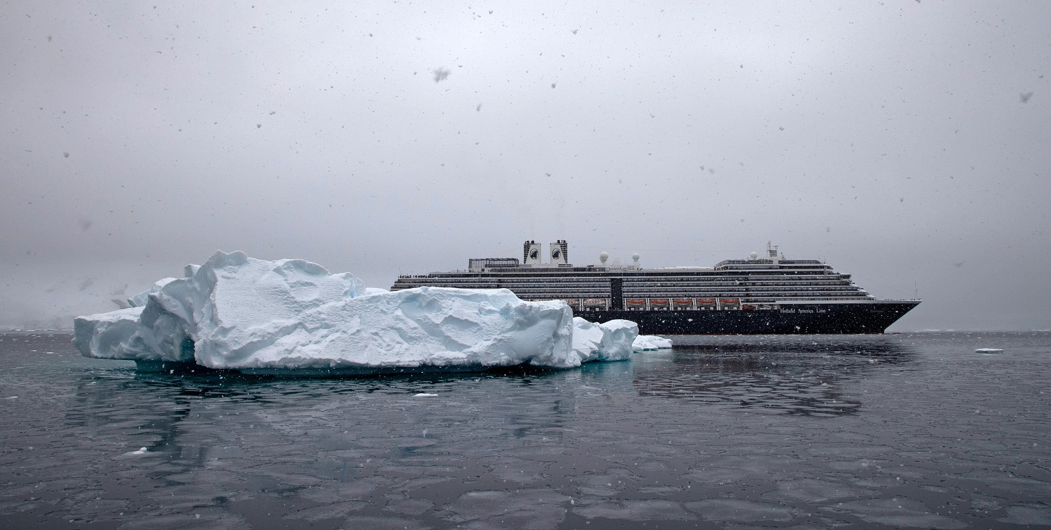 Oosterdam in Antarctica 2023 min